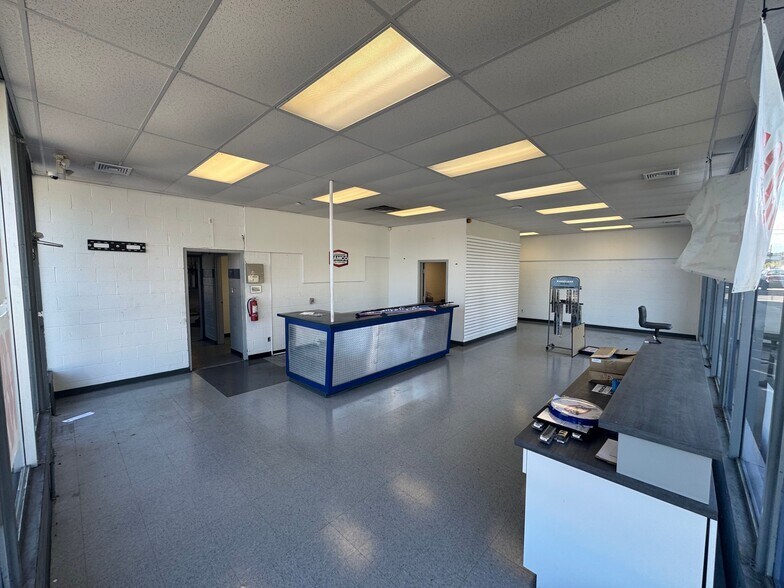 More Photos Of 2779 W Central Ave, Toledo Auto Repair For Lease