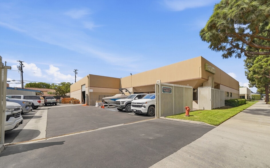 Primary Photo Of 636 Poinsettia St, Santa Ana Warehouse For Sale