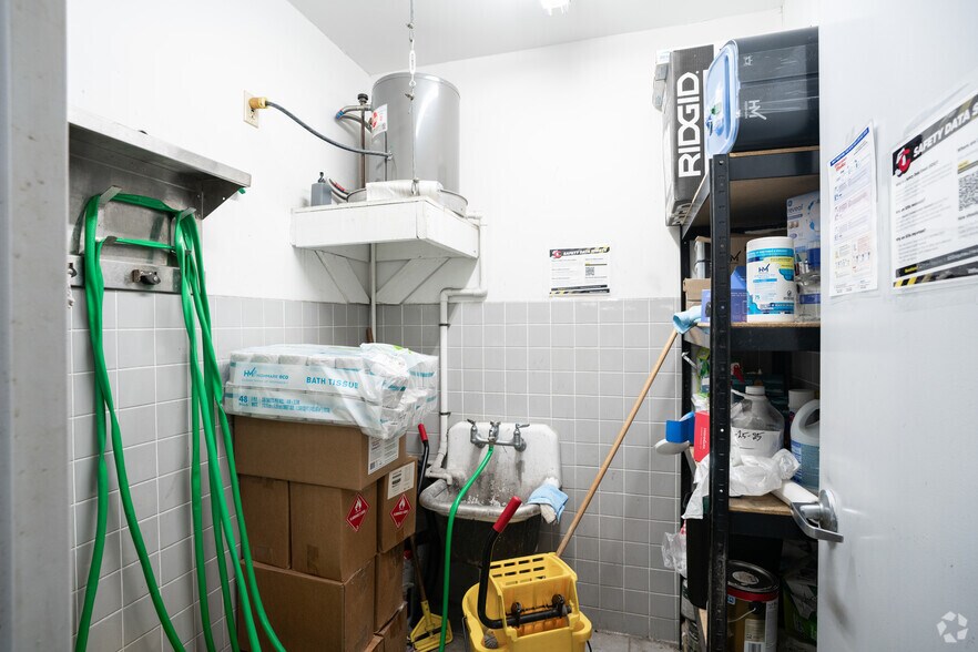 More Photos Of 1737 S Staples St, Corpus Christi Freestanding For Lease