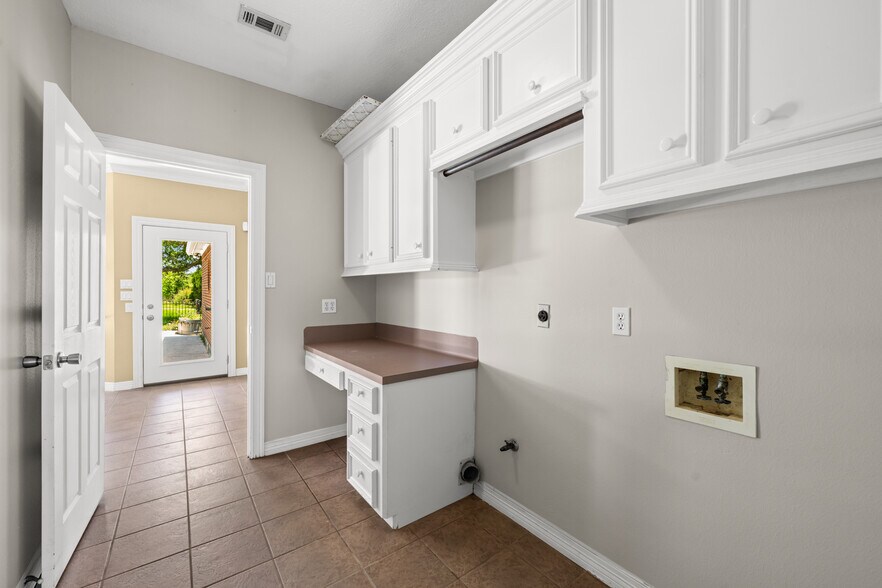 More Photos Of 20240 Cypress Rosehill Rd, Tomball Office Residential For Lease