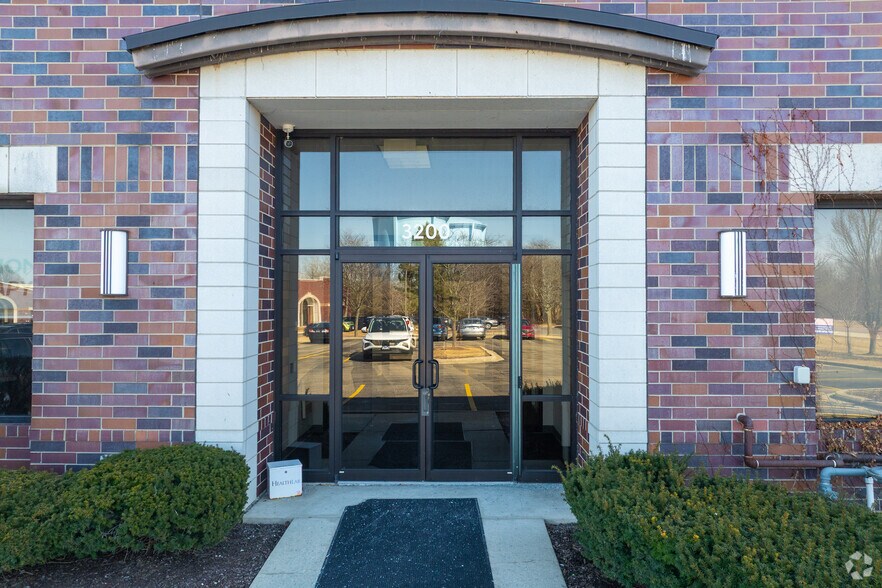 More Photos Of 3200 W Higgins Rd, Hoffman Estates Medical For Lease