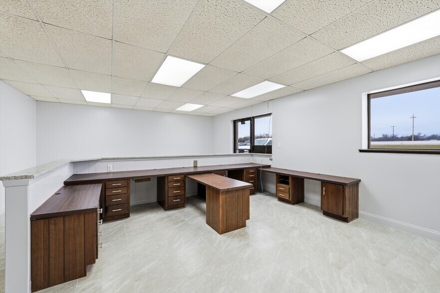 More Photos Of 473-475 S McLennan Dr, Elm Mott Showroom For Lease