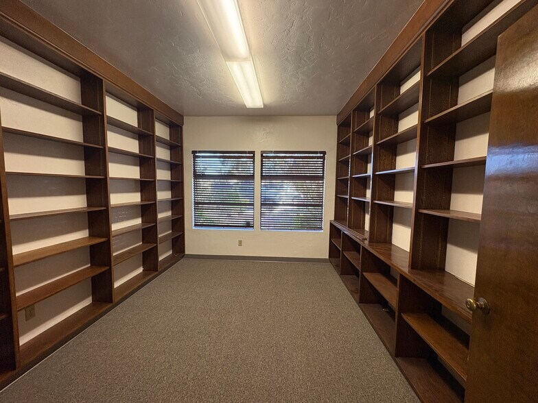 More Photos Of 470 Camino El Estero, Monterey Office For Lease