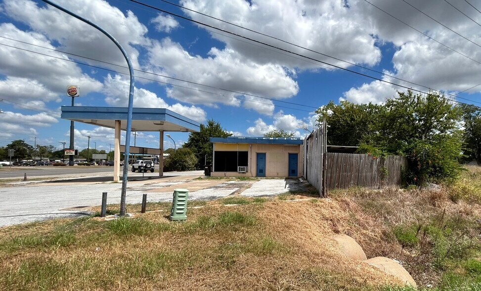 More Photos Of 1200 E Mulberry St, Angleton Auto Repair For Sale