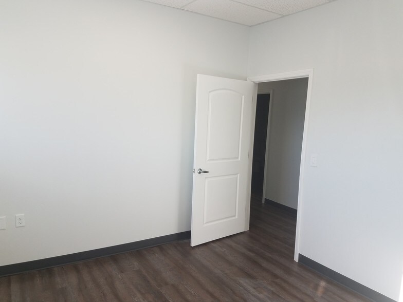 More Photos Of 603 Well St, Williston Warehouse For Sale