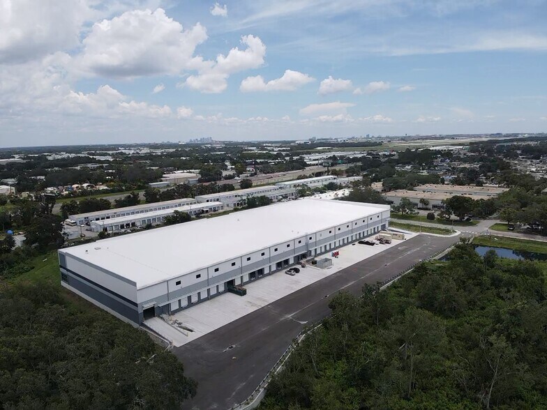 More Photos Of 6111 Johns Rd, Tampa Distribution For Lease