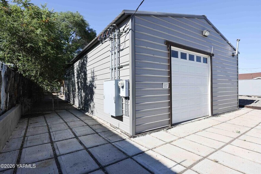More Photos Of 2107 E Mead Ave, Yakima Manufacturing For Sale