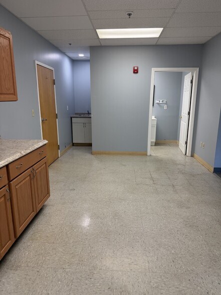 More Photos Of 126 S Turnpike Rd, Wallingford Warehouse For Lease