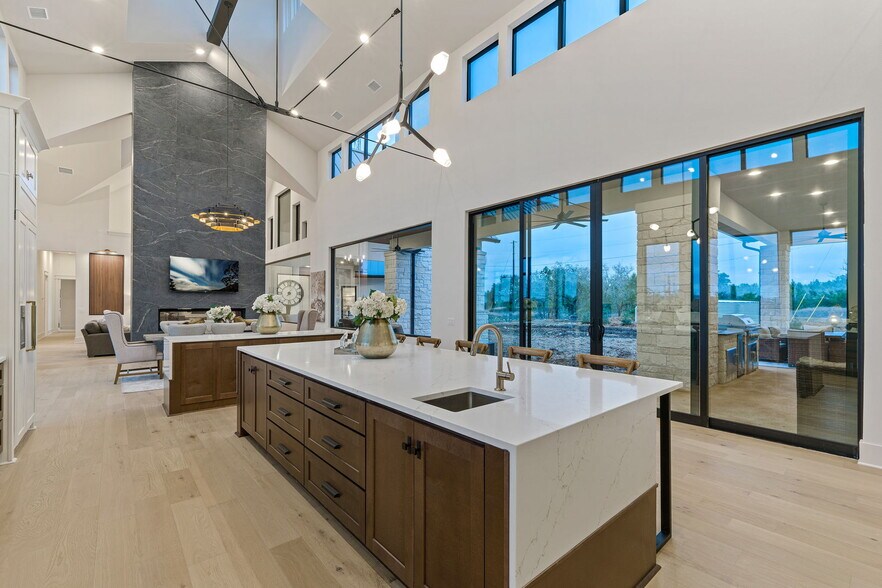 More Photos Of 7505 E US Highway 290, Johnson City Flex For Sale