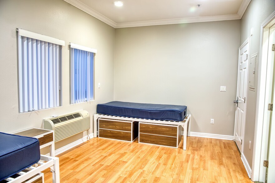 More Photos Of 668 W 28th St, Los Angeles Apartments For Sale