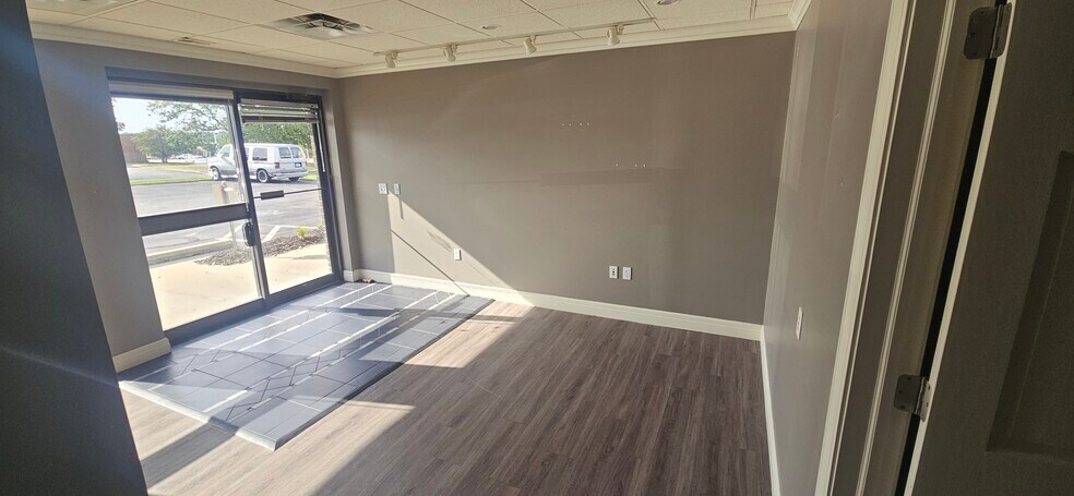 More Photos Of 10520 Barkley St, Overland Park Office For Lease