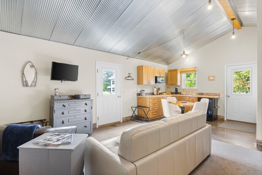 More Photos Of 4871 U.S. 31, Eastport Hotel For Sale