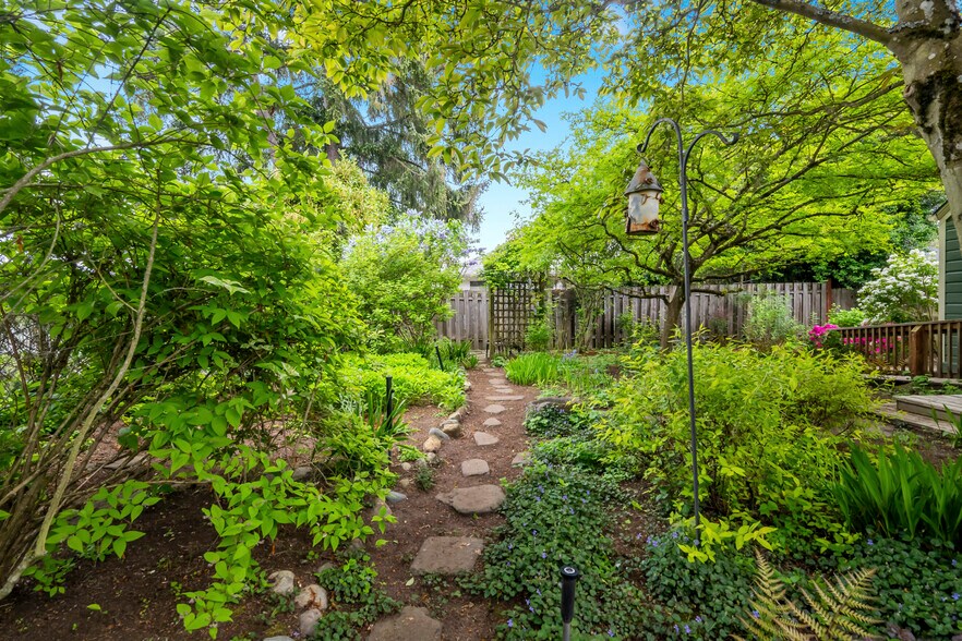 More Photos Of 5525 E Burnside St, Portland Office Residential For Sale