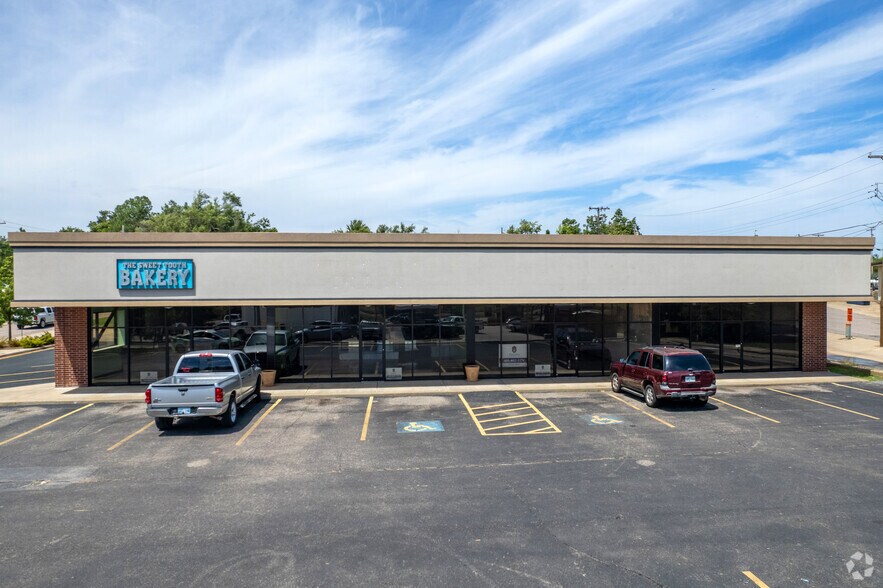 More Photos Of 2426 N Hawkins, Choctaw Freestanding For Lease