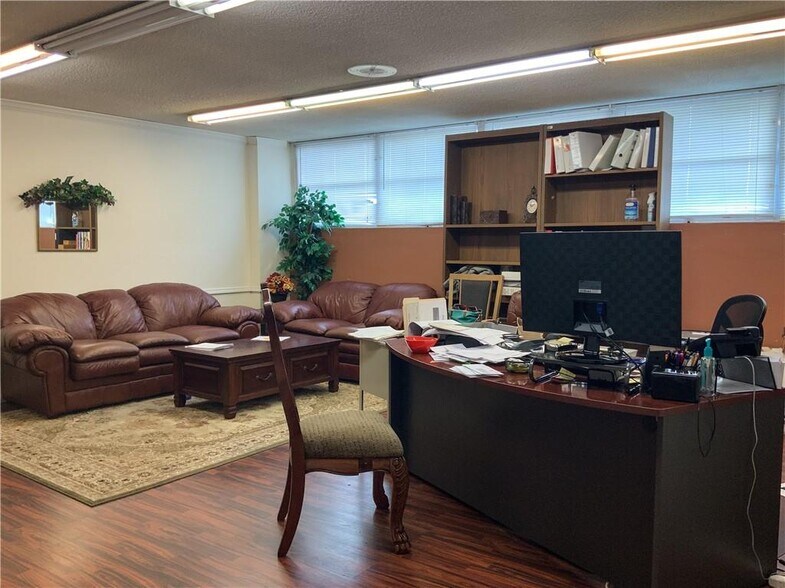More Photos Of 2001 S Staples St, Corpus Christi Office For Sale