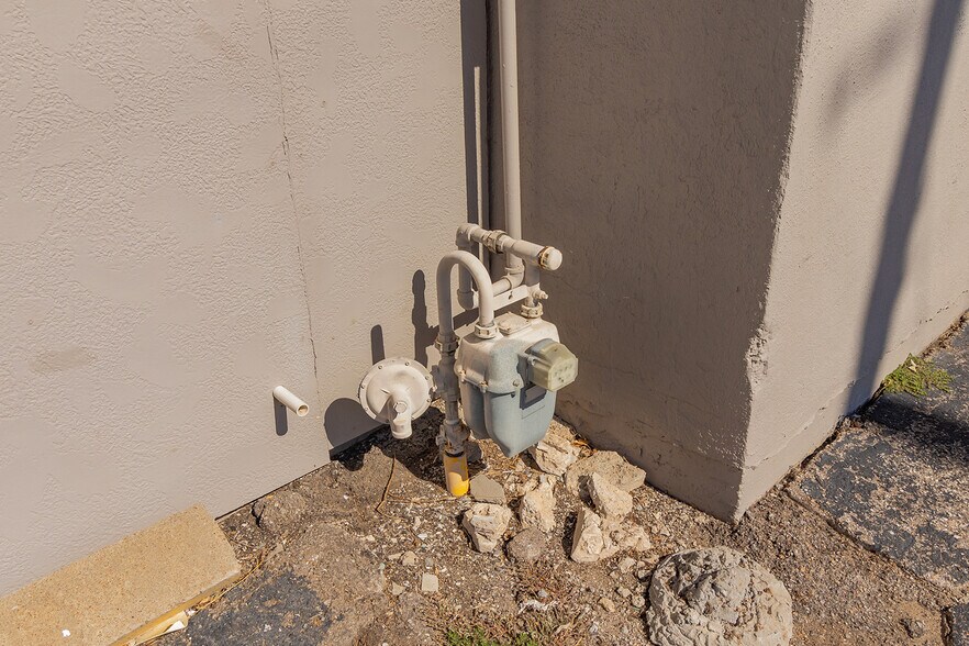 More Photos Of 1627 S Hillside St, Wichita Freestanding For Sale