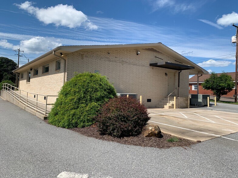 More Photos Of 256 Hospital St, Mocksville Medical For Lease