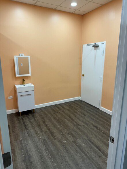 More Photos Of 3315 W 115th St, Merrionette Park General Retail For Lease