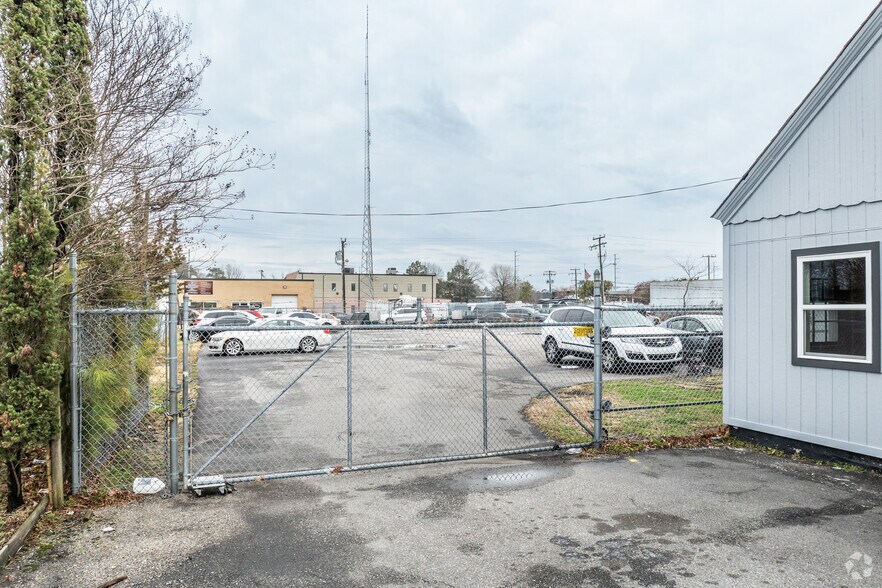 More Photos Of 4933-4935 Virginia Beach Blvd, Virginia Beach Auto Dealership For Lease