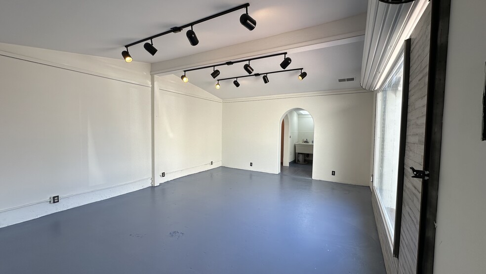 More Photos Of 111 S Dos Caminos Ave, Ventura General Retail For Lease