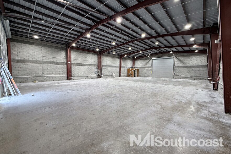 More Photos Of 657 NE Dixie Hwy, Jensen Beach Industrial For Lease