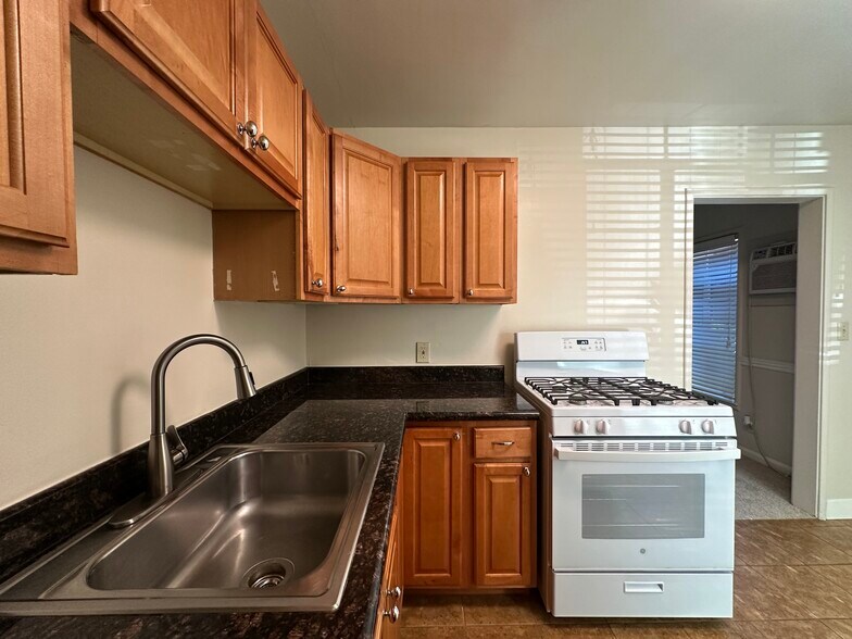 More Photos Of 2323-2325 H St, Sacramento Apartments For Sale