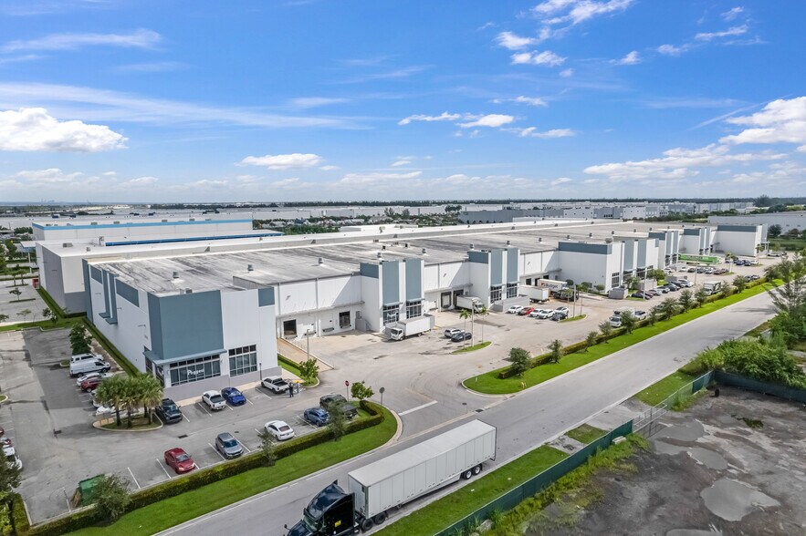 More Photos Of 14001 NW 112th Ave, Hialeah Gardens Warehouse For Lease