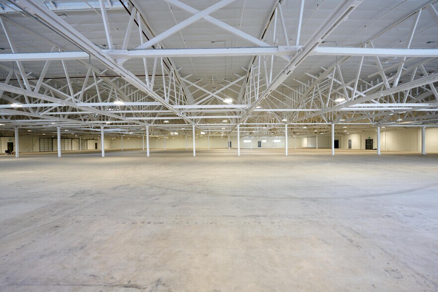 More Photos Of 5432 W 102nd St, Los Angeles Distribution For Sale