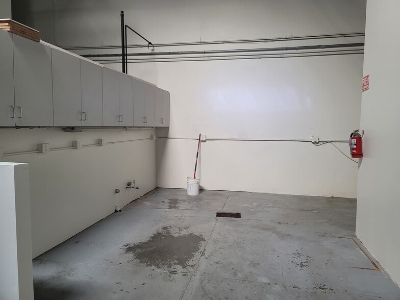 More Photos Of 800 S Rochester Ave, Ontario Warehouse For Lease