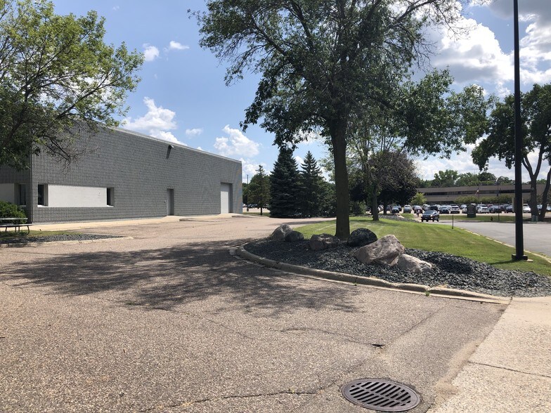 More Photos Of 2506-2526 Northland Dr, Mendota Heights Warehouse For Lease