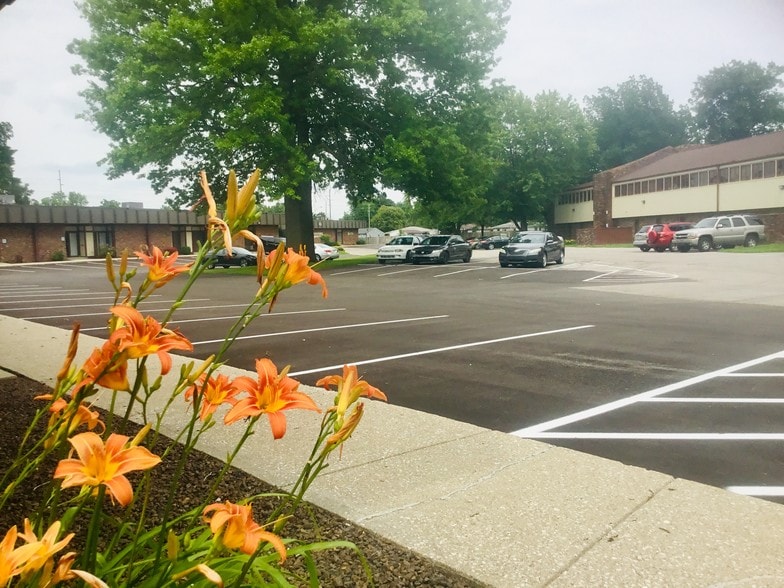 More Photos Of 2346 S Lynhurst Dr, Indianapolis Office For Lease