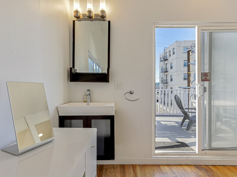 More Photos Of 14 Ozone Ave, Venice Apartments For Sale