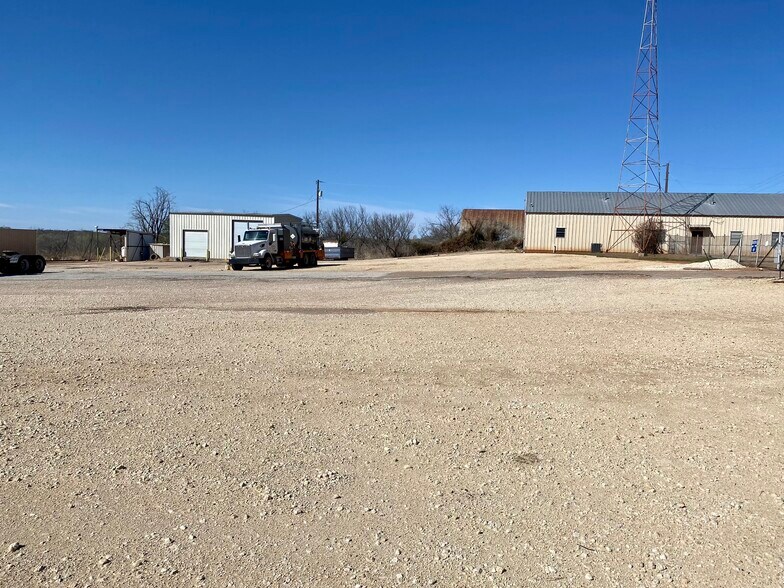 More Photos Of 2306 E Broadway St, Sweetwater Truck Terminal For Lease