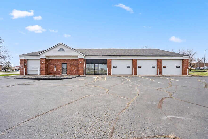 Primary Photo Of 418 N Old Wilderness Rd, Nixa Flex For Sale