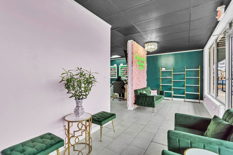 More Photos Of 110 E Butler Rd, Mauldin Storefront For Sale