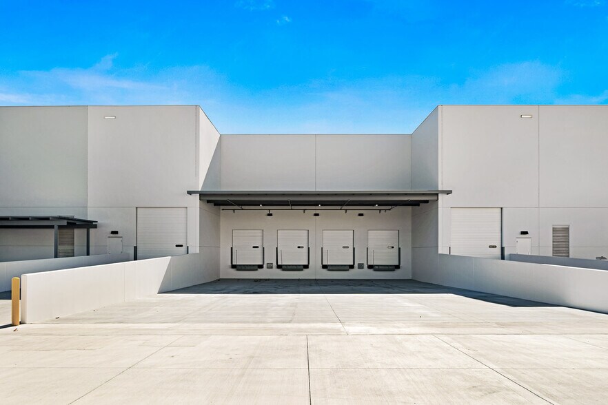 More Photos Of 3211 Mission Oaks Blvd, Camarillo Warehouse For Lease