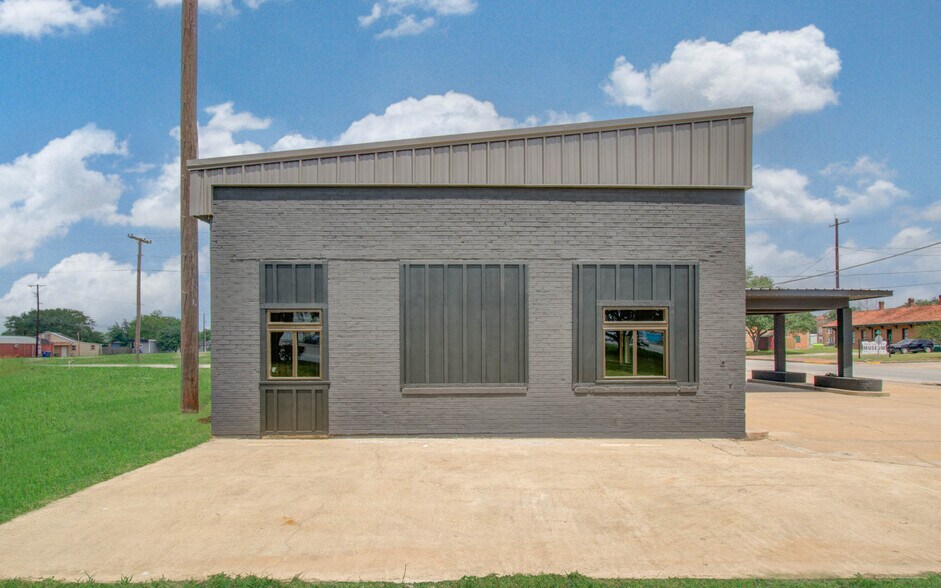 More Photos Of 401 E Main St, Eagle Lake Restaurant For Sale
