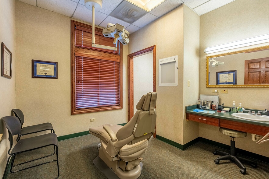 More Photos Of 1303 Macom Dr, Naperville Medical For Lease
