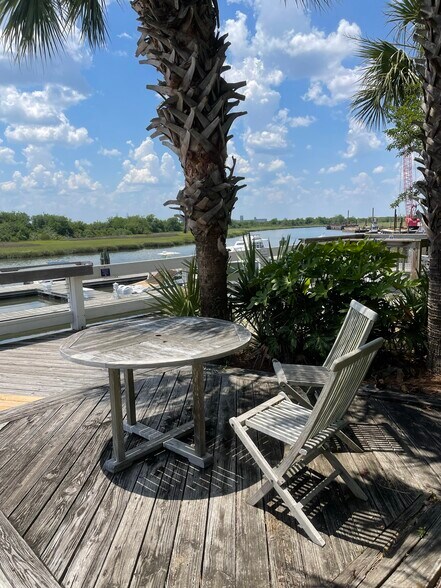 More Photos Of 670 Marina Dr, Charleston Office For Lease