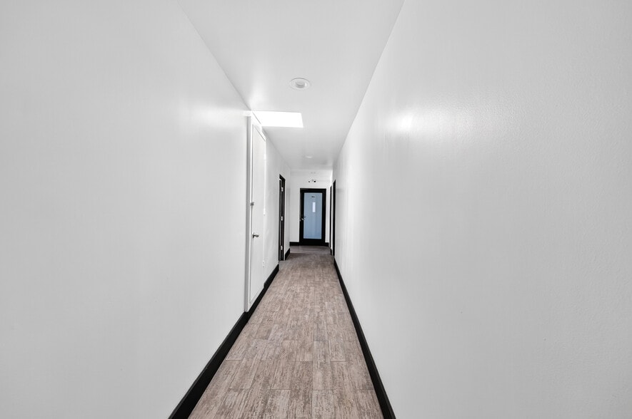 More Photos Of 19709 Ventura Blvd, Woodland Hills Office For Lease