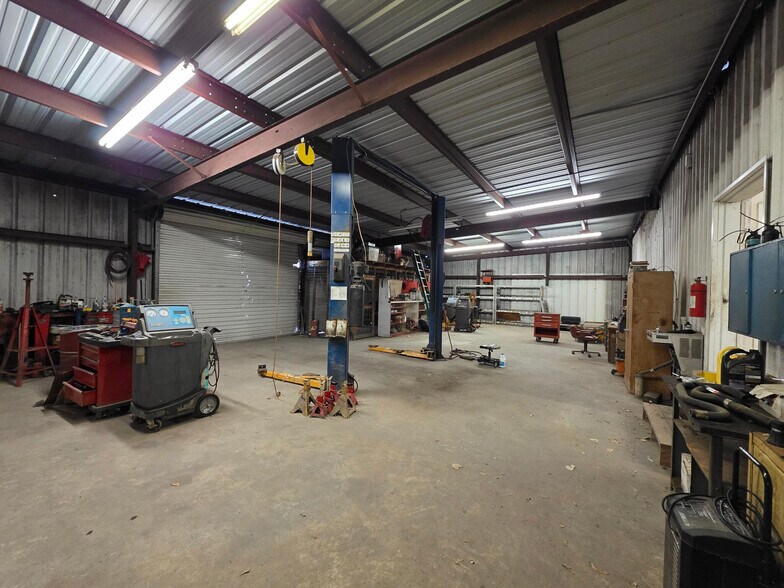 More Photos Of 1440 Gulfway Dr, Winnie Showroom For Sale