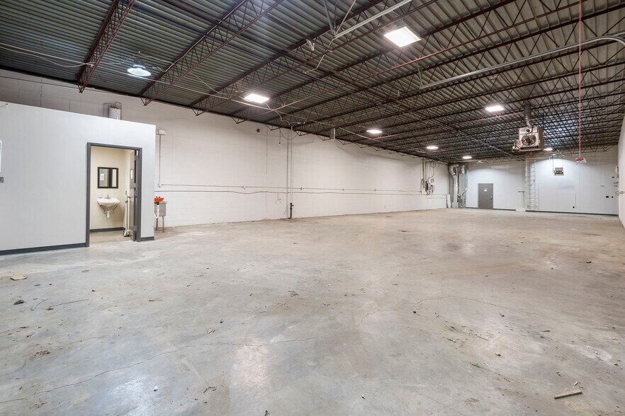 More Photos Of 1920 N National Ave, Springfield Warehouse For Lease