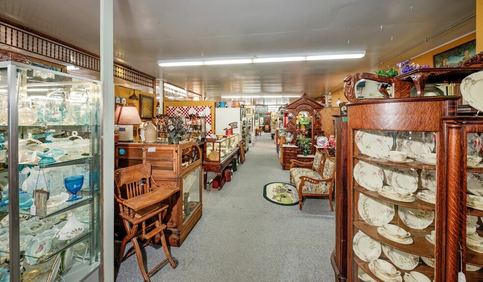 More Photos Of 890 Lake Ave, Woodstock General Retail For Sale