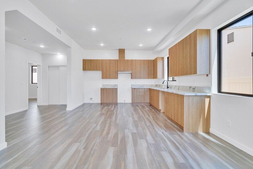 More Photos Of 5622 Willowcrest Ave, North Hollywood Apartments For Sale