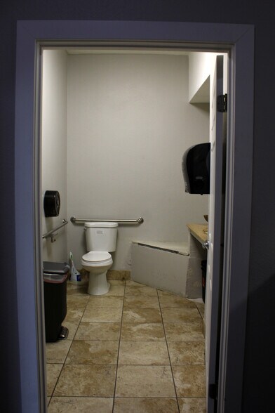 More Photos Of 6944 Reseda Blvd, Reseda Freestanding For Lease