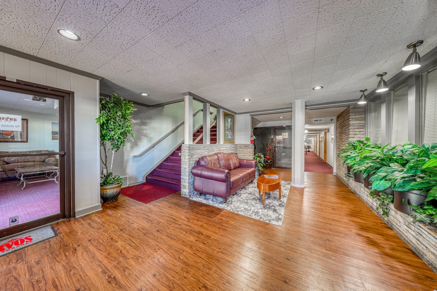 More Photos Of 119 N Main St, Weatherford Office For Lease