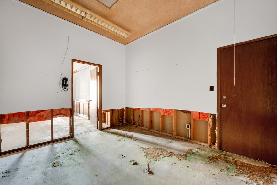 More Photos Of 308-310 S Main St, Lindsay Office For Sale