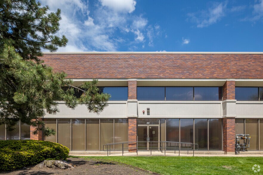 More Photos Of 190-198 W Carpenter Ave, Wheeling Warehouse For Sale