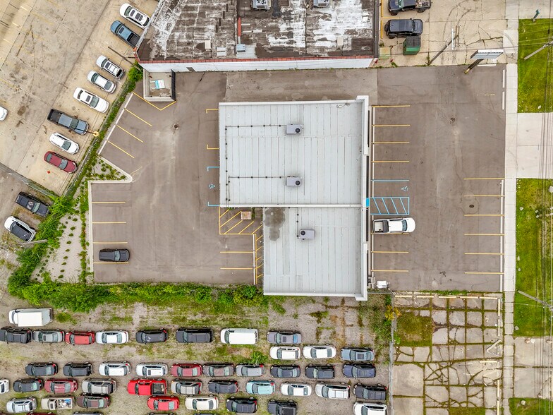 More Photos Of 16775-16777 E 13 Mile Rd, Fraser Unknown For Lease