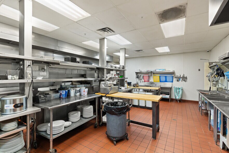 More Photos Of 2400 N Town Center Dr, Washington Restaurant For Sale